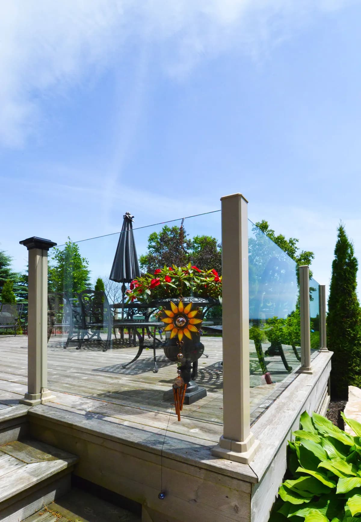 Glass panel deck railing with minimal hardware and open sightlines